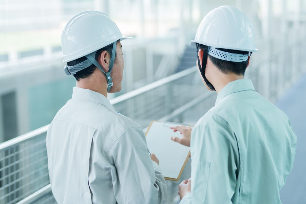 現場で打ち合わせする社員