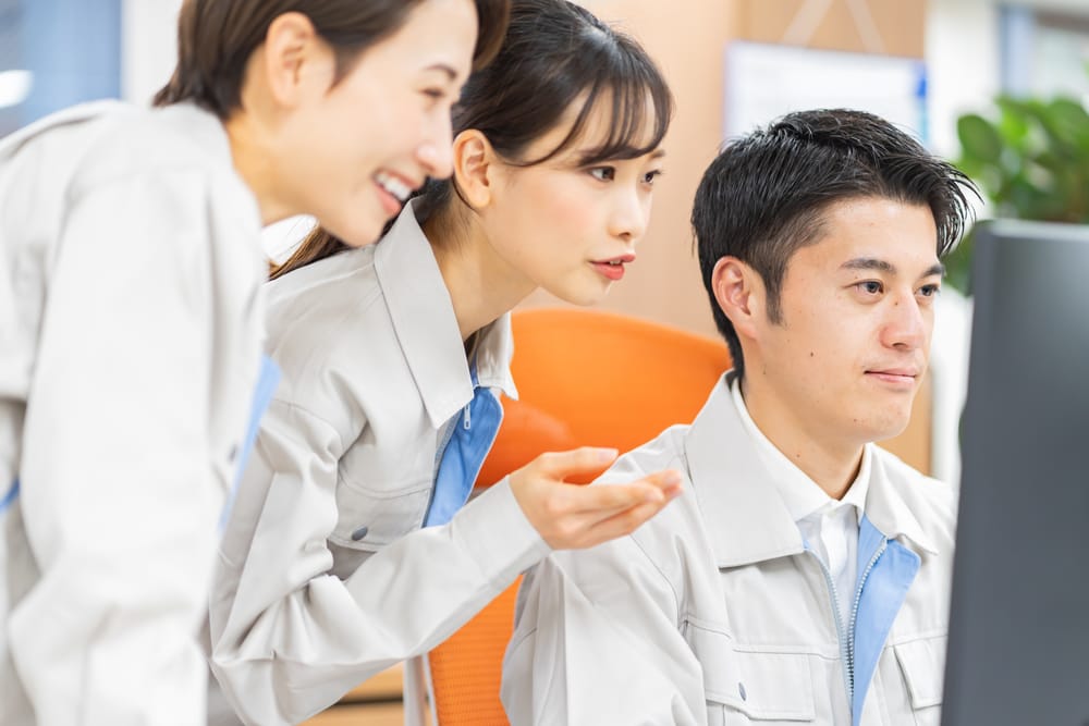 笑顔で話す社員